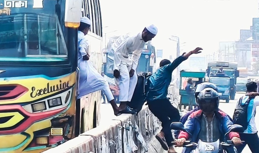 মৃত্যুর মুখ থেকে রক্ষা পেল ২ মাদ্রাসাছাত্র